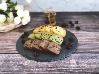 蔓越莓曲奇(原味&可可&抹茶),烤好的曲奇放在晾凉网架上放凉即可。