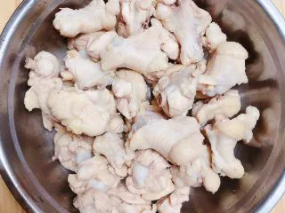 咖喱鸡土豆意面,捞出后的鸡翅根洗干净待用。