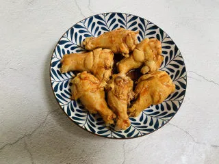 新奥尔良烤鸡腿,腌制后的鸡腿（第二天）