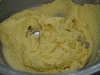 焦糖杏仁草莓饼干,黄油软化，加入糖粉打发泛白