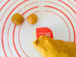 枸杞红枣饼干,揪出小面团揉圆。