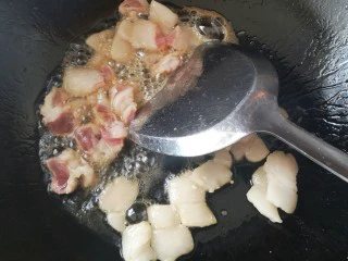 改版奶油意面,待黄油融化后放入肥肉片煸炒