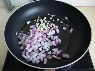西西里肉丸意面,番茄酱汁:橄榄油炒香洋葱和蒜末