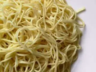 月半弯炒(拌)面,捞起淋少许芝麻油待用