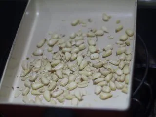 意面经典cp 青酱君,松子小火炒出香味，这可是我一个个手工剥的呀。