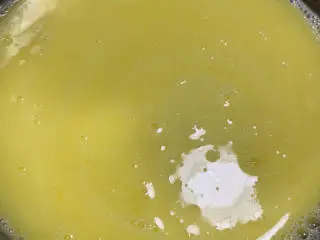 古早蛋糕(抖臀),黄油➕牛奶隔水小火融化,放凉。