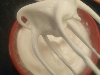 柔软到出乎意料-奶酪蛋糕卷,打到湿性发泡有小弯钩(不小心打到干性发泡也不影响就是烤得时候有可能出现裂纹不过蛋糕卷也不影响的🍰