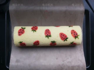草莓彩绘蛋糕卷,用小刷子蘸绿色的液体画出草莓叶子。用筷子头蘸可可粉点出草莓籽。