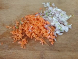 快手早餐&吐司鸡蛋烤火腿&小米粥,毛葱切碎，胡萝卜切碎。