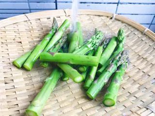 培根“如意”卷, 选好切好的芦笋用清水冲洗干净