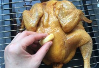 来一只妖娆的烤鸡,用一块黄油将鸡皮涂抹一遍,可用吹风机对着黄油边吹边抹,很容易使黄油软化抹匀