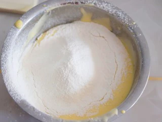 火爆Ins的StrawberryOmelet草莓抱抱卷,筛入低筋粉翻炒均匀无颗粒。