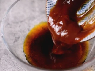 美味的茄汁鸡肉好吃又简单,做法分享给你 ,加入糖、白醋、料酒、生抽、番茄酱，拌匀