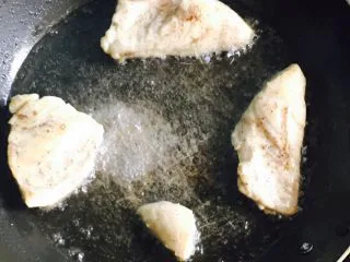 鸡肉主厨沙拉,平底锅放少许橄榄油，小火，一定是小火，煎八分钟，双面金黄，用筷子可轻易插透。