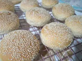 汉堡坯 做自己的汉堡,出炉后，脱模，移到烤网上放凉。