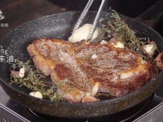 香汁煎牛排，在家也能做出米其林大厨的味道,加入20g牛油