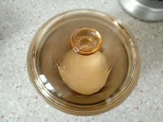 手撕海苔肉松面包,盖上盖子 发酵至原来两倍大。