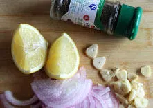 黑椒柠檬煎鸡扒,洋葱切细丝,大蒜切片,柠檬四分之一切开就够用了