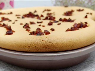 蔓越莓戚风蛋糕 酸甜绵柔,烤好的蔓越莓戚风蛋糕记得震一下,马上倒扣防止坍塌,凉透了轻轻一晃就出来了,脱模非常地方便,这样做好的蛋糕整体比较软绵的 入口即化的,喜欢厚实的口感的,可以低粉多加一点。蔓越莓戚风蛋糕 酸甜绵柔