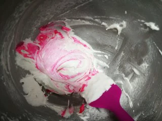 马卡龙~卡仕达酱内陷,加入两滴粉色素