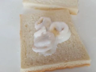 可以爆浆的香蕉酸奶吐司,把香蕉酸奶放在吐司上