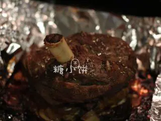 【迷迭香烤羊腿】中西混搭版,送回烤箱再烤50分钟即可，取出以后切片食用