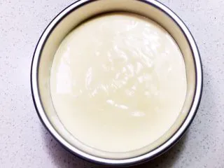 不加一滴水的原味蛋糕,把蛋白糊倒入6寸蛋糕模具,拿起蛋糕模具用力振几次,振出气泡