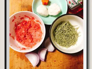 酸甜鱼丸牛肉菠菜拌面,食材：手工鱼丸两个（超市有售），进口宝宝无盐菠菜面，蕃茄酱，牛肉100g，洋葱15g，胡萝卜8g（用模具压好行备用）！