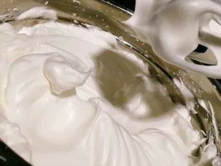 7寸中空戚风蛋糕(新手零失败),打发至硬性发泡,倒扣不流即可