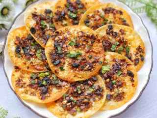 饺子皮辣酱饼,简单易做。