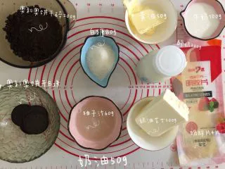 胜过冰淇淋蛋糕的「奥利奥冻芝士蛋糕」,准备好所有的食材（奶油忘入镜了）。