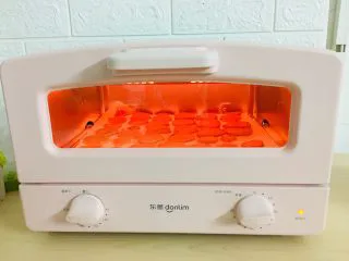 枸杞红枣饼干,口感比较脆香。