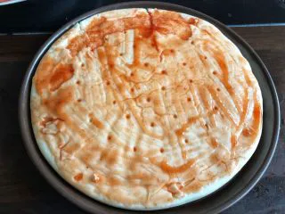 蔬菜火腿披萨,用刷子把番茄酱刷均匀，可以多刷点。