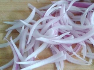 迷迭香黑胡椒牛排,洋葱去皮洗净，大部分切丝，留出一小不分切末