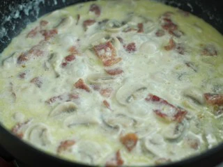 奶油蘑菇培根意面,再加入50毫升温水煮开后，改小火煮至粘稠状态