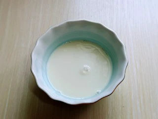 会爆浆的脏脏蛋挞～咬一口细滑醇香,将牛奶放入大口器具中。