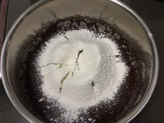 可可毛坯蛋糕,过筛低筋粉。