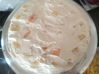 贺寿双层蛋糕(10＋6寸),刷上糖水后。一层奶油，放上你喜欢的水果，在该上奶油。