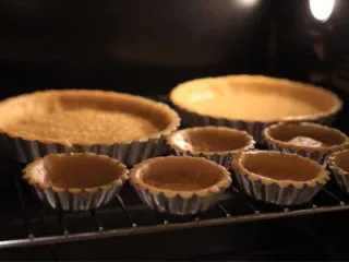 #春日烘焙教室#草莓塔/水果塔,烤箱180摄氏度，烤20分钟。烤好的塔皮取出晾凉备用。