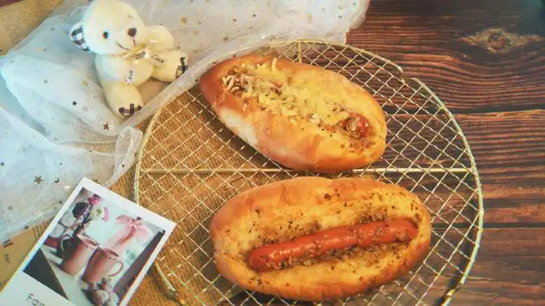 蒜香香肠热狗面包