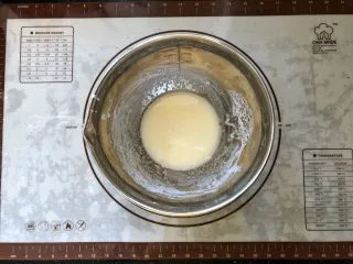 圣诞咖啡奶油蛋糕,3、用蛋抽搅拌均匀至乳化状态。