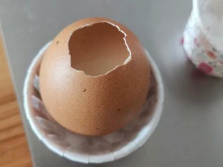 卡通圆环戚风蛋糕,去模具,8分满就行 *鸡蛋的里面是去了那层白色的透明薄膜的,然后通过烘烤使其变干,才拿来当模具的