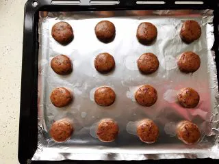 玫瑰花红糖小酥饼,全部整形完毕，摆放的时候注意间隔