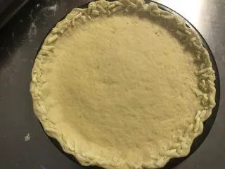 秘制芝心卷边披萨,取适量马苏里拉芝士粒贴在边缘。