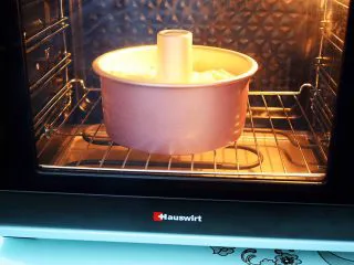 7寸中空原味戚风蛋糕,放入预热好的海氏烤箱，上下火155度，下层55分钟