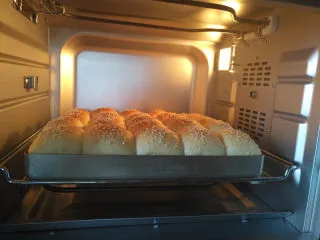 小面包(玉米油版),放入预热好的烤箱中下层上下火160度,烘烤20分钟左右