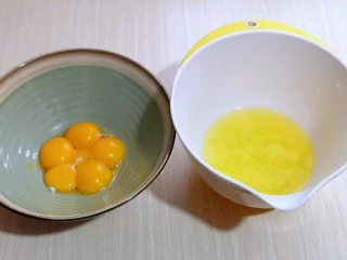 超ins卡通蛋糕 让小朋友幸福感爆棚,蛋黄和蛋清，分别再无油无水的容器里。