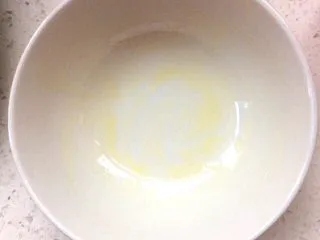 百变鸡蛋+早餐荷包蛋,取碗，碗里均匀的涂抹上油