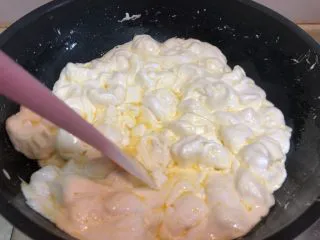 新晋咸口网红——海苔肉松咸蛋黄雪花酥,我这个方子的量还是挺大的，我拿的是炒菜用的不粘锅。锅子小了，在翻拌的时候可能会不均匀，反而容易糊