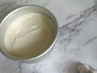 戚风蛋糕6寸,倒入模具从30cm的高处倒入，为的是使气泡排出，倒好后再次轻震模具排出气泡。